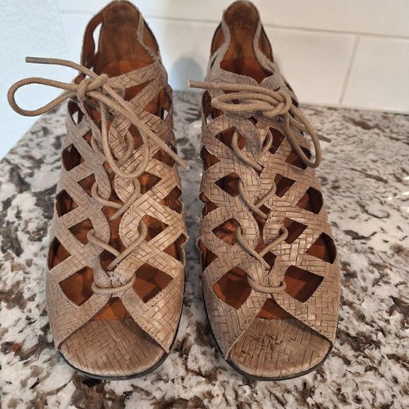 GENTLE SOULS  Leather SANDALS size 7M - Picture 1 of 14